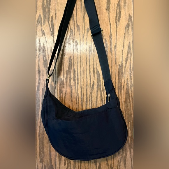 Thirty One (31) Sport Crossbody in Black with Anchor Nautical personalization - Picture 2 of 3